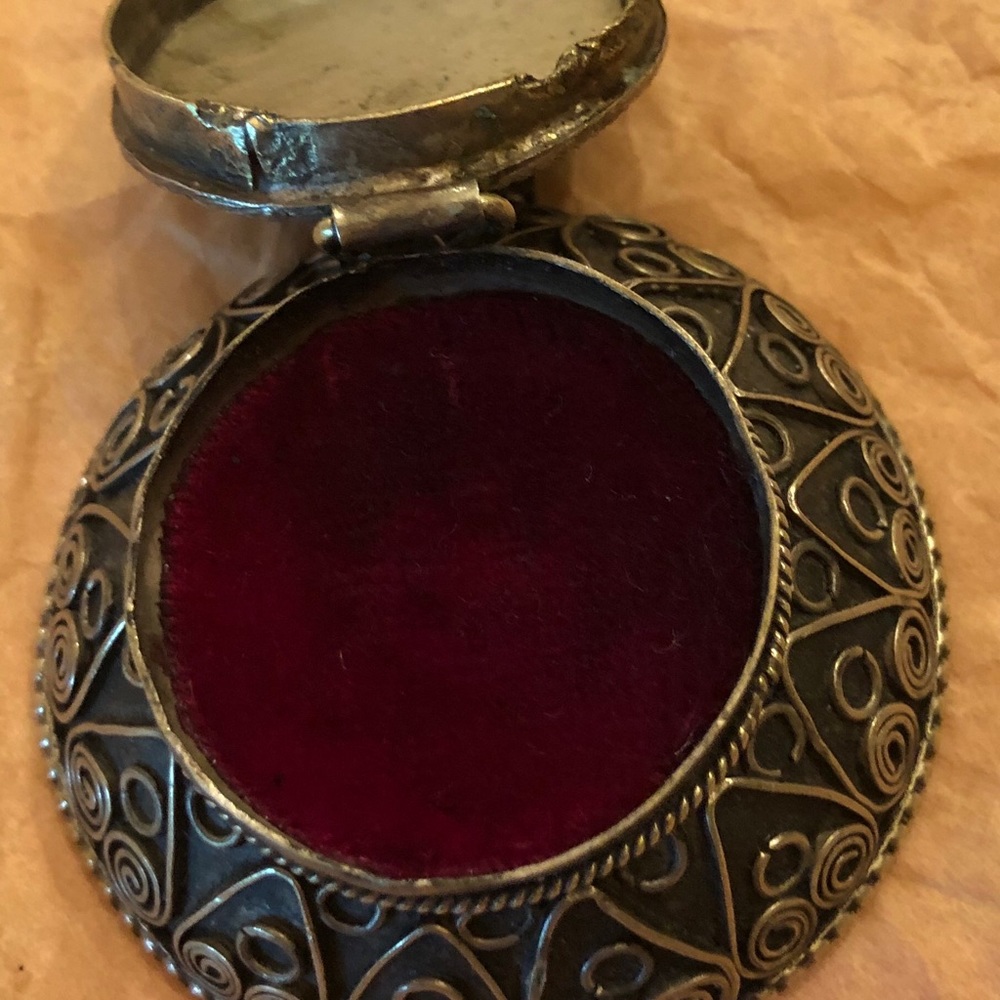Locket - Picture 3 of 3